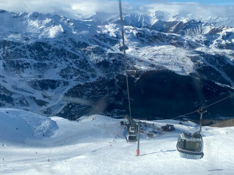 Paisaje de 3 valles desde un remonte en Meribel, Francia