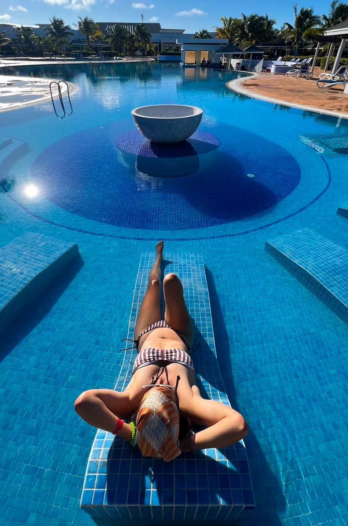Relax en la piscina del Hotel Iberostar Playa Pilar en Cayo Guillermo, Cuba