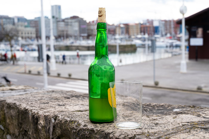 Botella de sidra en la Cuesta del Cholo en Gijón