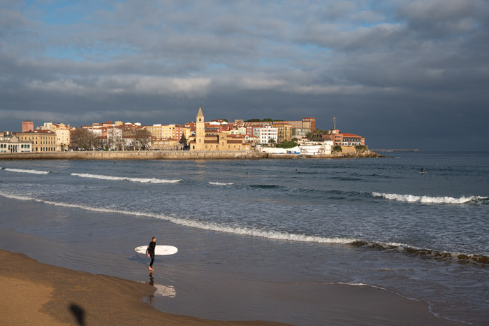 Surf en la playa de san Lorenzo en Gijón