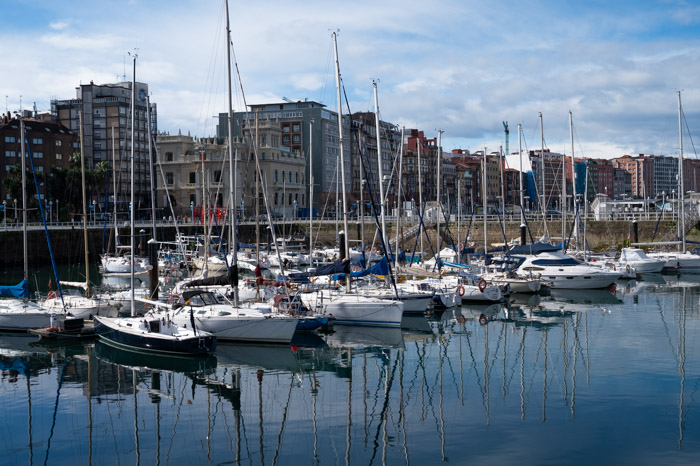 Barcos en el puerto de Gijón