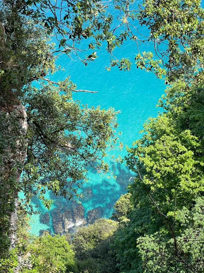 Agua paradisiaca en el Faro del Caballo en Cantabria