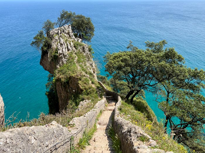 Escaleras en la ruta al Faro del Caballo en Cantabria