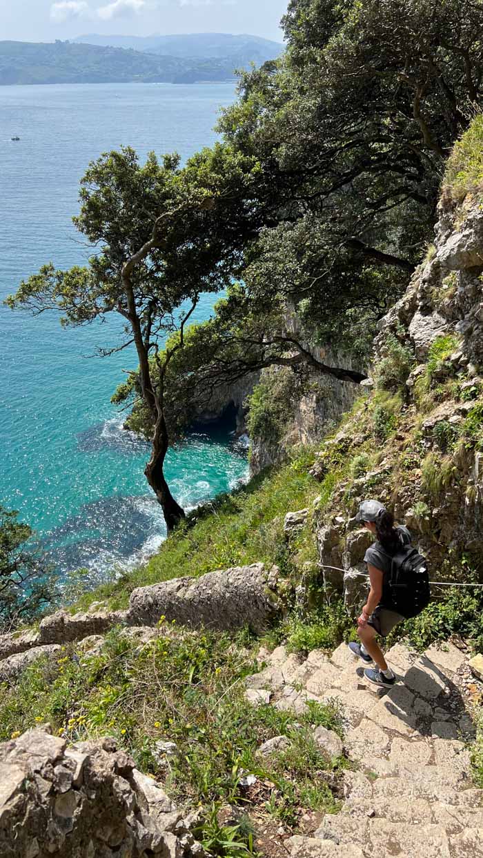 Escalones en la ruta al Faro del Caballo en Cantabria