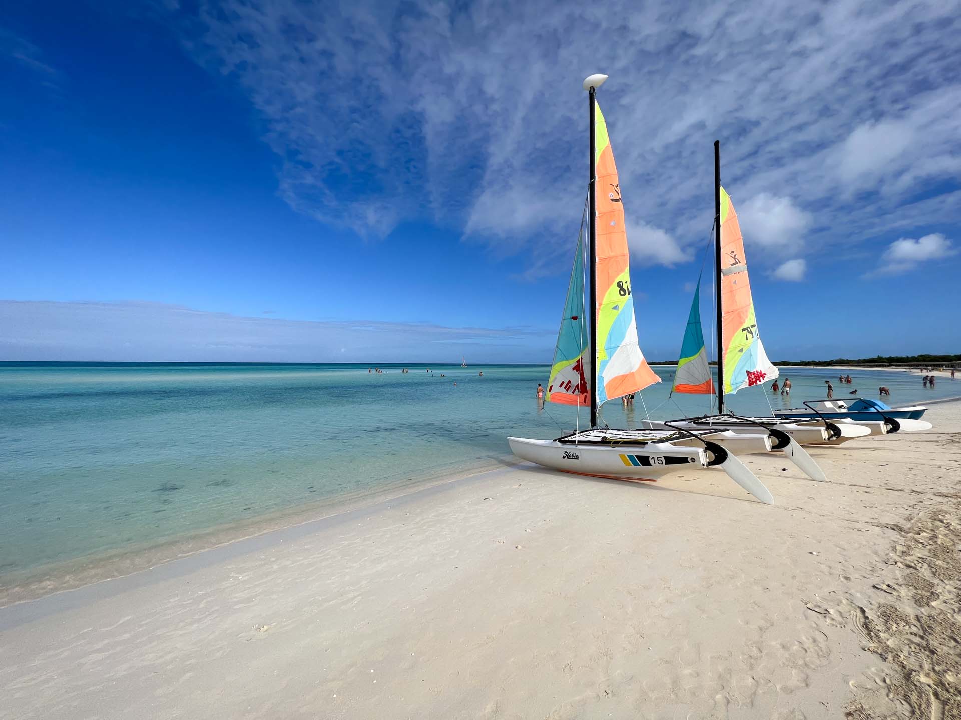 Portada Cayo Coco catamaranes en playa Flamencos, Cuba