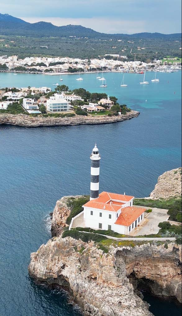 Faro de Portocolom con el pueblo al fondo, Mallorca
